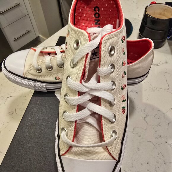 Converse Chuck Taylor All Star Strawberries Shoes (A14933C) Women's Size 7 NEW - Picture 2 of 15